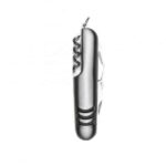 Canivete Metal 7 funções Descrição: Canivete metal 7 funções com detalhes emborrachados preto(três linhas frente e verso). Possui: lâmina de corte, mini tesoura, abridor de lata, abridor de garrafa, chave phillips, lixa e saca rolhas. Acompanha bainha de nylon. Medidas aproximadas para gravação (CxL): 3,5 cm x 1 cm Tamanho total aproximado (CxL): 9,2 cm x 2,5 cm Peso aproximado (g): 76 PRATA