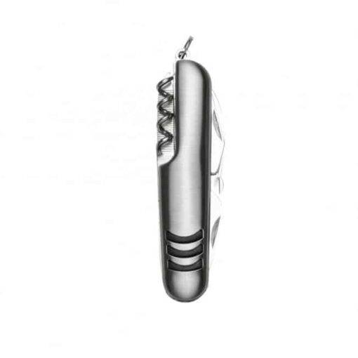 Canivete Metal 7 funções Descrição: Canivete metal 7 funções com detalhes emborrachados preto(três linhas frente e verso). Possui: lâmina de corte, mini tesoura, abridor de lata, abridor de garrafa, chave phillips, lixa e saca rolhas. Acompanha bainha de nylon. Medidas aproximadas para gravação (CxL): 3,5 cm x 1 cm Tamanho total aproximado (CxL): 9,2 cm x 2,5 cm Peso aproximado (g): 76 PRATA